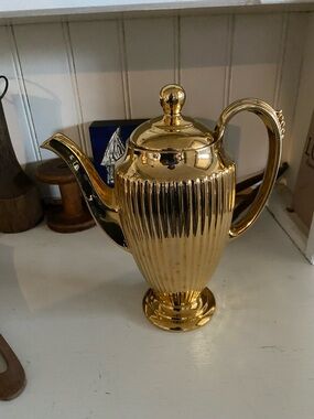 Gold Ceramic Teapot with Ribbed Body - Elegant Home Kitchen Serving Piece